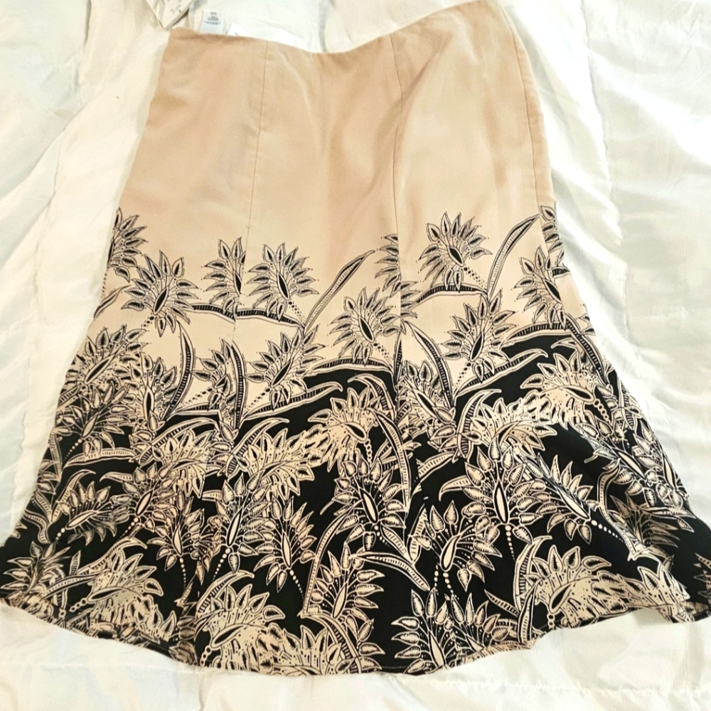 Black on Beige Woodblock Print Pattern Gored Skirt by Jones Wear  Size 12  NWT